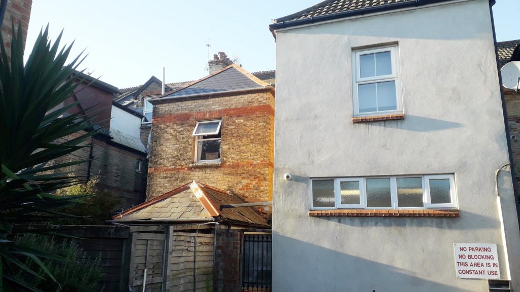 Lot: 74 - FREEHOLD INVESTMENT WITH DEVELOPMENT/REFURBISHMENT POTENTIAL -